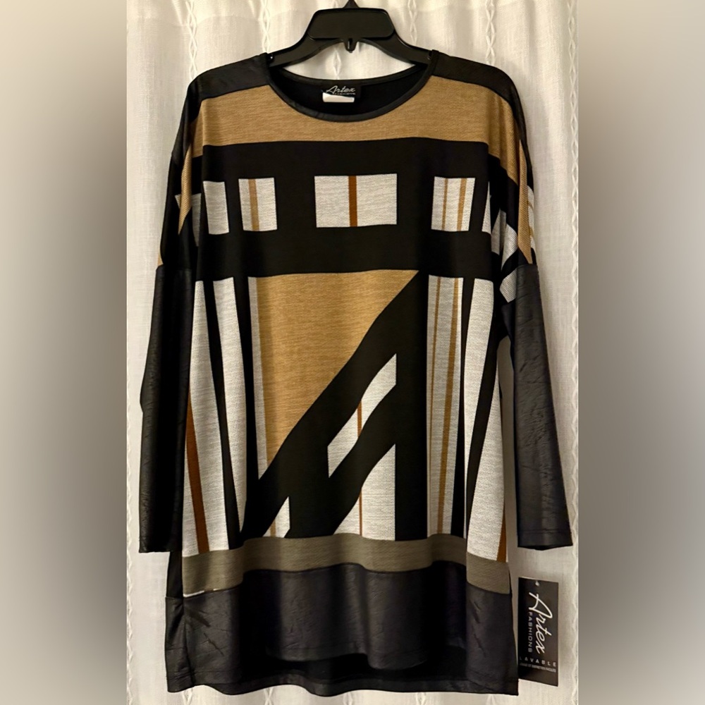 NWTs Artex tunic. black, tan, white geometric pattern  faux leather accents. Sm